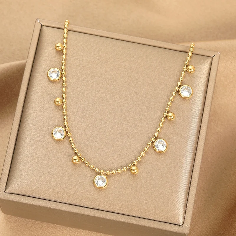 Elegante gouden roestvrijstalen zirkonia ketting, perfect voor fashion influencers. De finishing touch voor elke outfit.