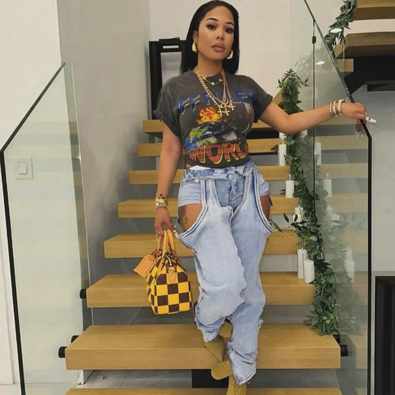 Jeans femininas de cintura alta com design irregular e vazados, modernas e estilosas, que valorizam o corpo e seguem a moda atual.
