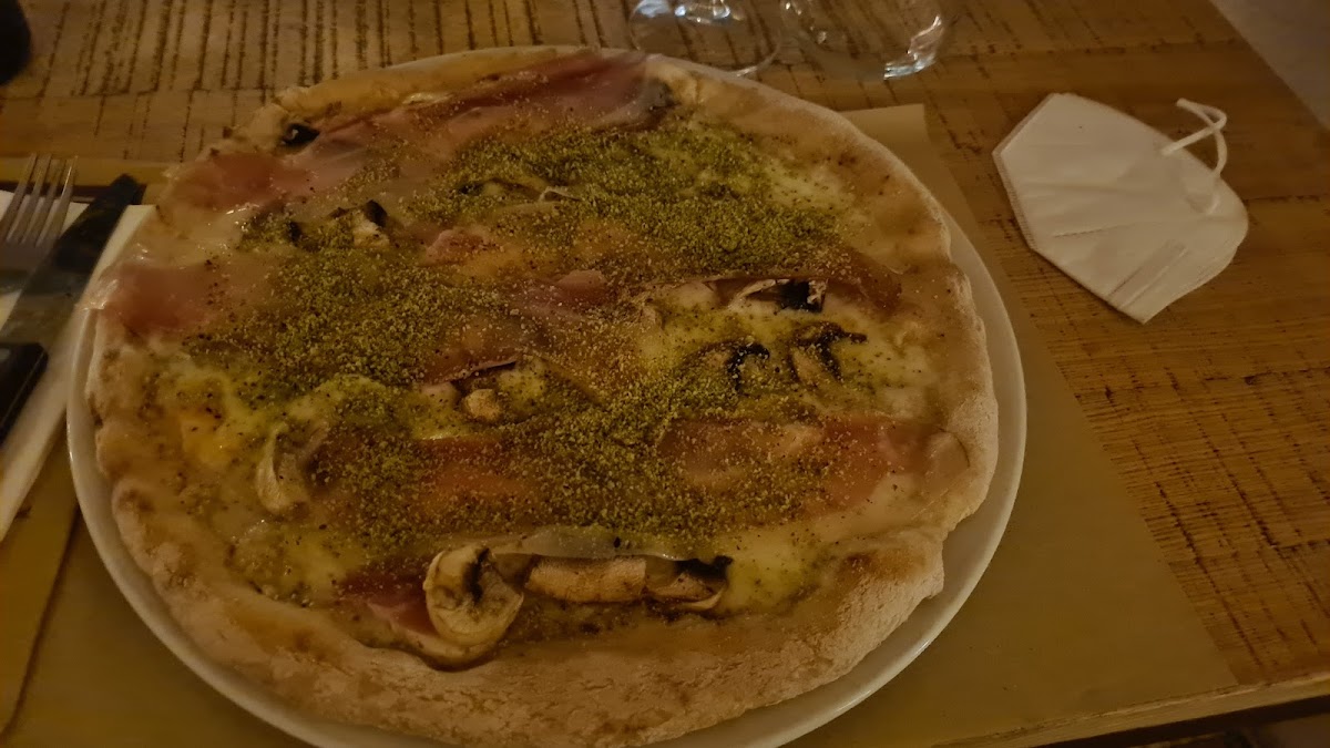 Pizza with pistachio cream and crumbled pistachios