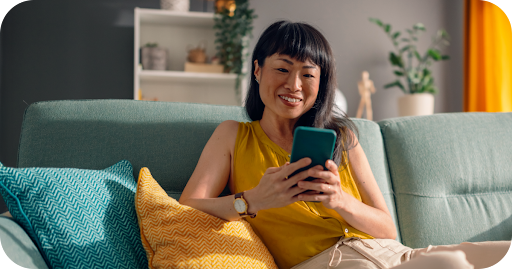 Afbeelding van een vrouw die een Google Pixel-telefoon en de Google Home-app gebruikt