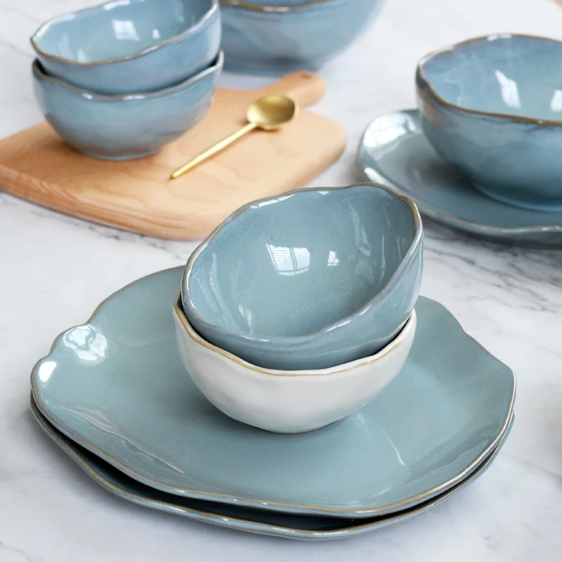 Persoonlijke creatieve onregelmatige keramische borden. Ideaal voor elegante diners en om een unieke touch aan je maaltijden te geven.