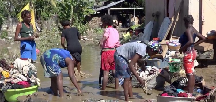 Haiti floods: Residents shelter on rooftops