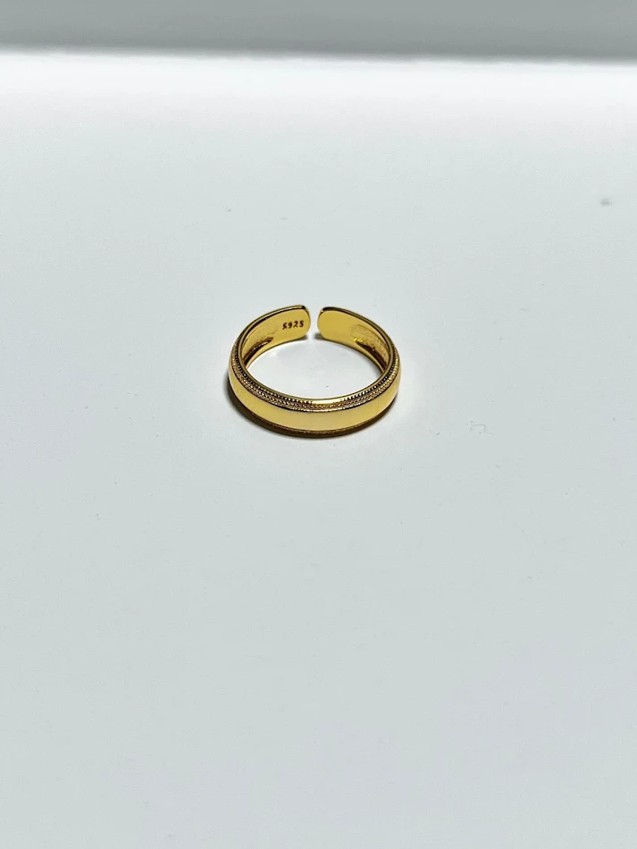 Bracelet bague simple en argent sterling 925. Un bijou élégant et discret pour toutes les occasions. Confortable à porter et facile à associer à votre look.