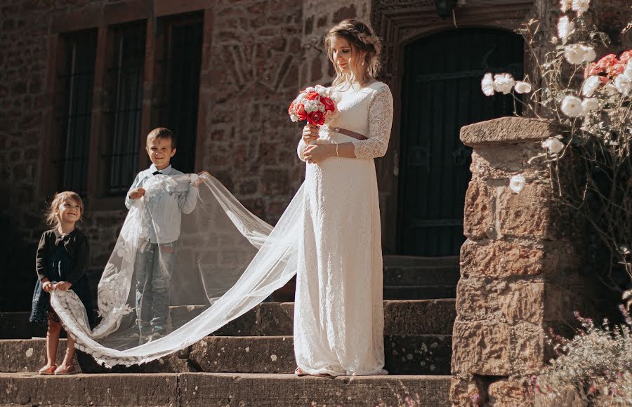 Fotografo di matrimoni Viktoria Popova (artvik). Foto del 12 ottobre 2019