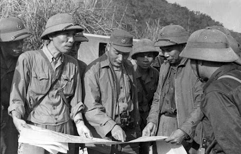 Trung tướng Đồng Sỹ Nguyên (người đội mũ vải) chỉ đạo triển khai kế hoạch  tác chiến ở chiến trường - Ảnh tư liệu
