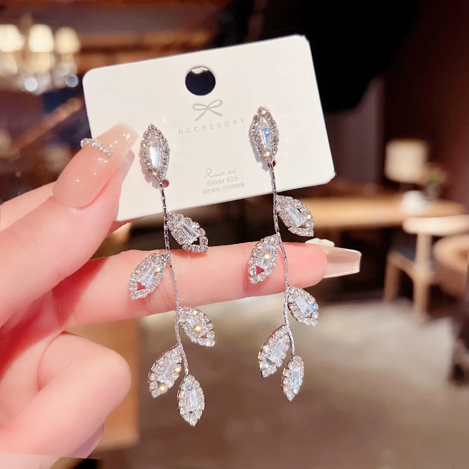 Sterling zilveren naald oorbellen met parels, lichtgewicht en luxueus, voor een gracieuze persoonlijkheid. Elegantie en stijlvol design.