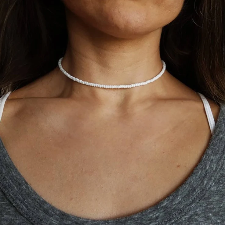 Collar de mujer con cuentas de vidrio blanco natural, dulce y sencillo. Un accesorio elegante para uso diario, realzando cualquier atuendo.