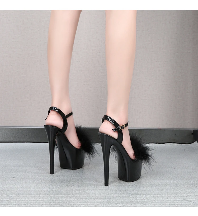 Sandales à plateforme stilettos en cuir verni, talons hauts en fourrure pour une allure élégante et audacieuse, parfaites pour toutes les occasions.