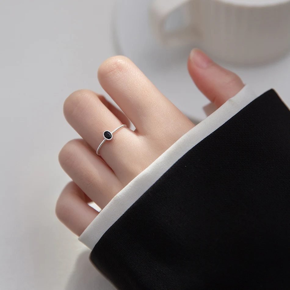 Anel Feminino Coreano Simples e Personalizado com Strass Único, Adicione um Toque de Sofisticação Minimalista ao Seu Visual.