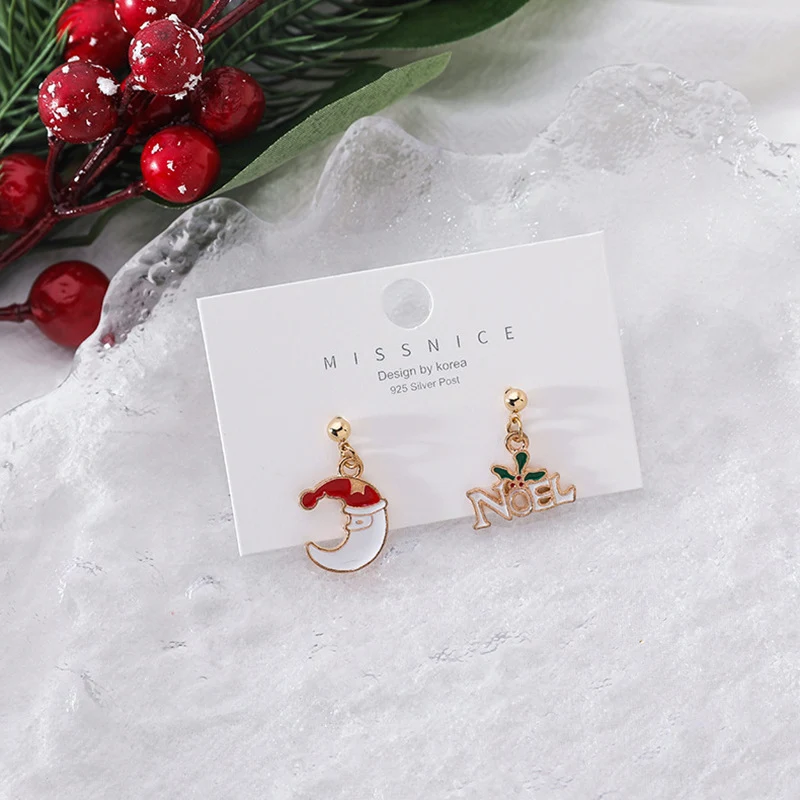 Pendientes de Navidad de aguja de plata 925, ideales para lucir festivos y elegantes. Diseño hipoalergénico, cómodos y perfectos para regalo.
