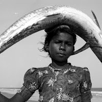 Bambina con pesce di Ivano Bolgan