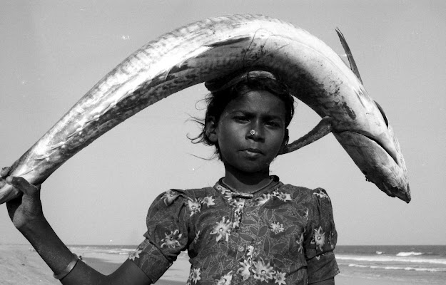 Bambina con pesce di Ivano Bolgan