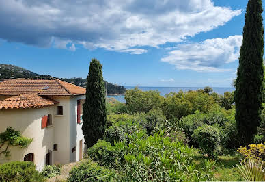 Villa avec piscine et terrasse 1