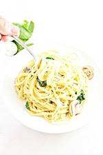 Creamy Spinach and Mushroom Pasta was pinched from <a href="http://www.bellalimento.com/2015/10/07/creamy-spinach-and-mushroom-pasta/" target="_blank">www.bellalimento.com.</a>