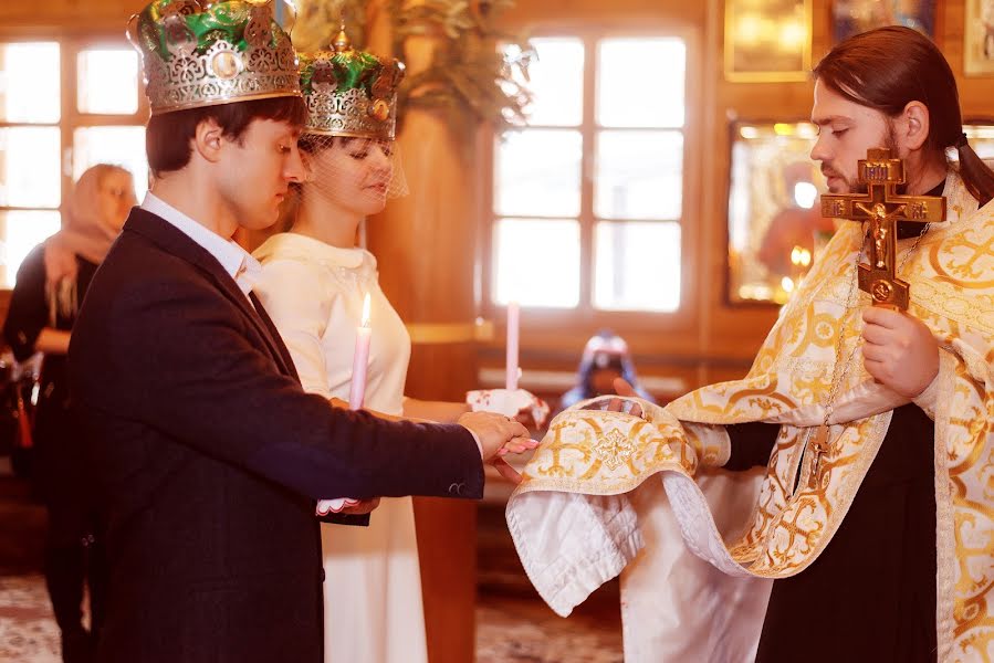 Fotógrafo de casamento Katya Chernyshova (katyavesna). Foto de 15 de março 2015