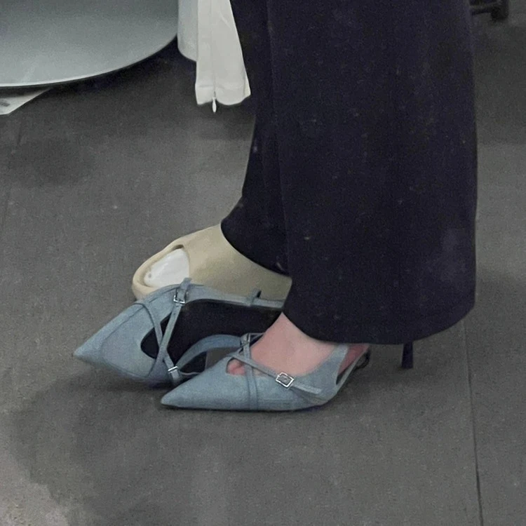 Tacones altos de mezclilla con tacón de aguja y hebilla, ideales para verano. Zapatos de nicho con estilo y temperamento únicos.
