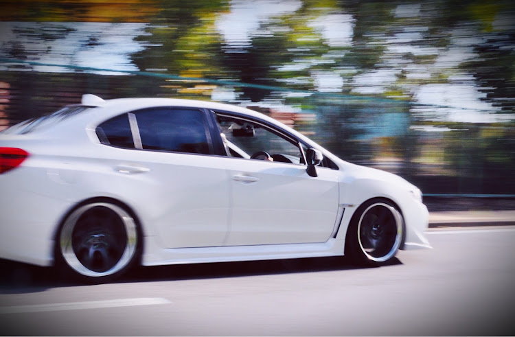 WRX STIの横から・流し撮り？・友達に運転してもらったに関するカスタム事例の投稿画像1枚目