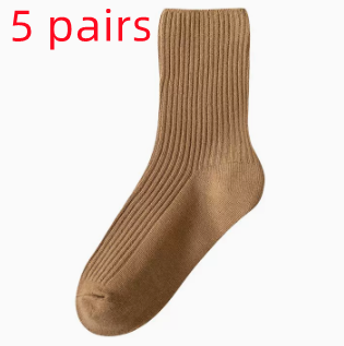 Chaussettes kaki pour femmes, idéales pour le printemps et l'automne. Confortables et respirantes, un must-have pour la mi-saison.