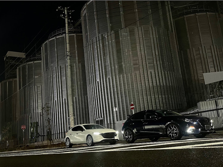 MAZDA3のプチミ・春ですね・タイヤ交換・今年の夏仕様・工場夜景と愛車に関するカスタム事例の投稿画像2枚目