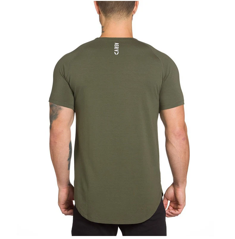 Effen gekleurd fitness- en vrijetijds T-shirt met korte mouwen en ronde hals. Ideaal voor sporten en casual gebruik. Zorgt voor comfort en bewegingsvrijheid.