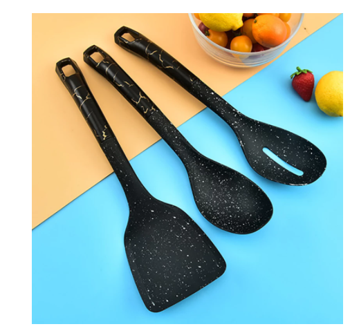 Ensemble d'ustensiles de cuisine avec spatule, louche, et cuillère à soupe. Idéal pour cuisiner et servir vos plats.
