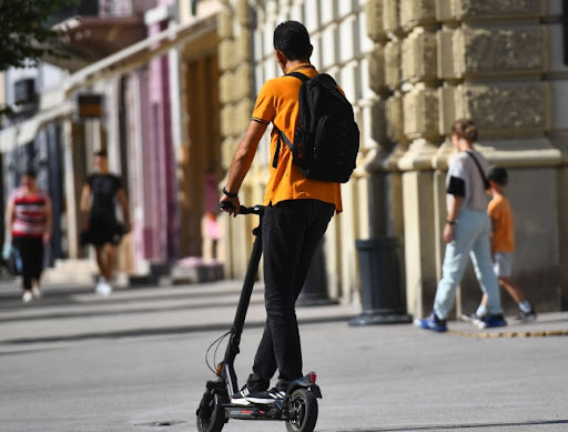 Protest vozača trotineta: Traže da se zelenim trakama obeleže ulice za vožnju