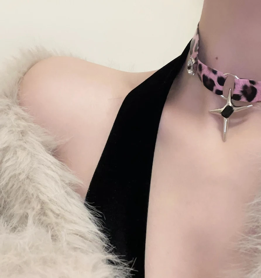 Ras du cou en cuir punk XINGX léopard pour filles chaudes et stylées. L'accessoire idéal pour un look audacieux et tendance.