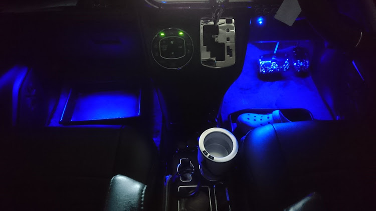 ヴォクシーのLEDフットライト・S.N.Fに関するカスタム事例の投稿画像3枚目