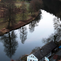 riflessi su uno specchio d'acqua  di 