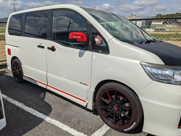 セレナの晴れた日は…・作業日和😁・赤ちょい増し😍・NISMO増し😍😍に関するカスタム事例の投稿画像5枚目