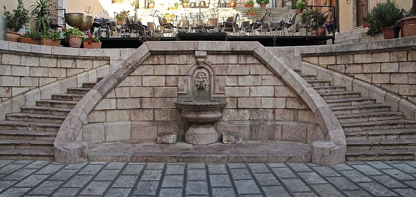 Scala con fontana. di sangiopanza