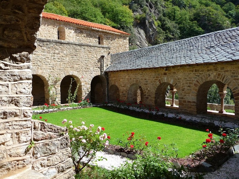 Abbaye Saint Martin du Canigou - аббатство Сен Мартин ду Канигу, Восточные Пиренеи, Лангедок-Русийон, Франция - описание, фотографии,путеводитель по Франции