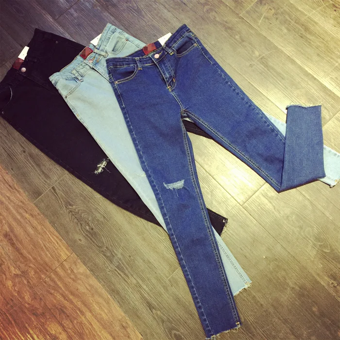 Entspannte Wild-Wear-Hosen mit Löchern für einen lässigen Look. Bequem und stylisch. Ideal für Alltag und Freizeit. Fühle dich frei!