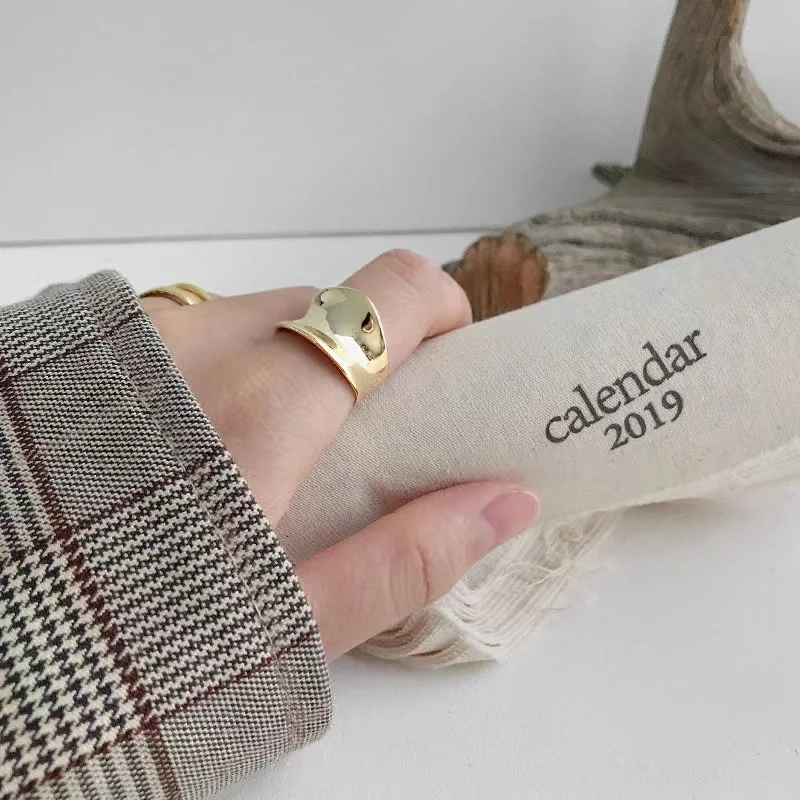 Anel ajustável redondo dourado simples INS europeu e americano, com pregas e abertura suave, design elegante e fácil de usar.