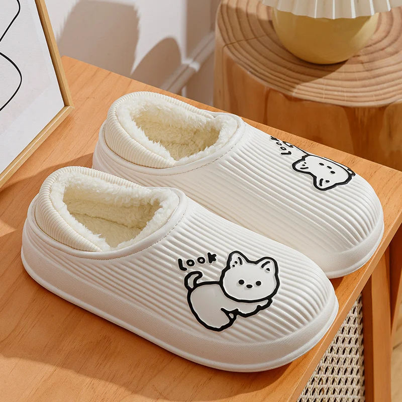 Chinelos de algodão femininos de inverno para uso interno. Conforto e calor para seus pés em casa. Perfeitos para relaxar nos dias frios.