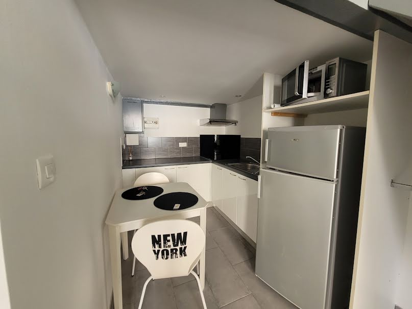 Location meublée appartement 2 pièces 24.61 m² à Nimes (30000), 464 €