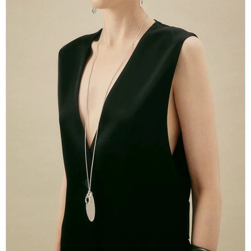Collar de plata largo con colgante de gota de agua. Elegancia atemporal para cualquier ocasión. Un accesorio que realza tu estilo.