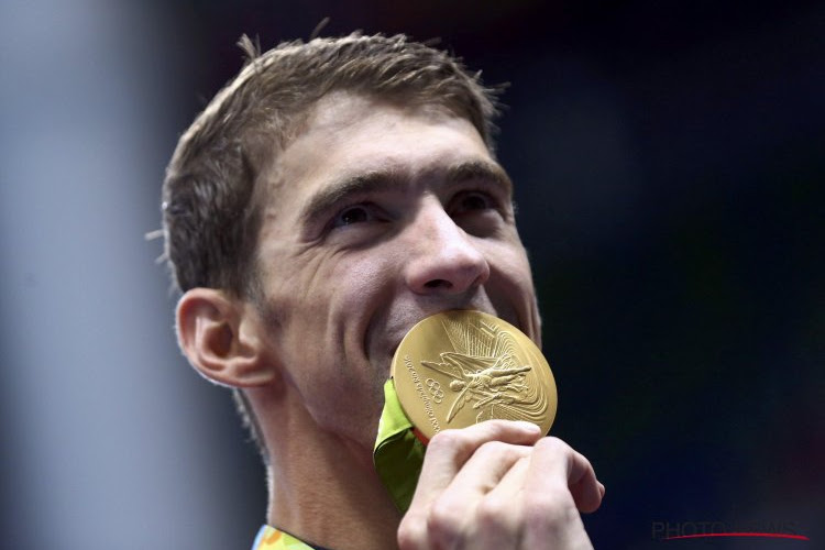 VIDEO: Phelps poseert met al z'n loodzware medailles