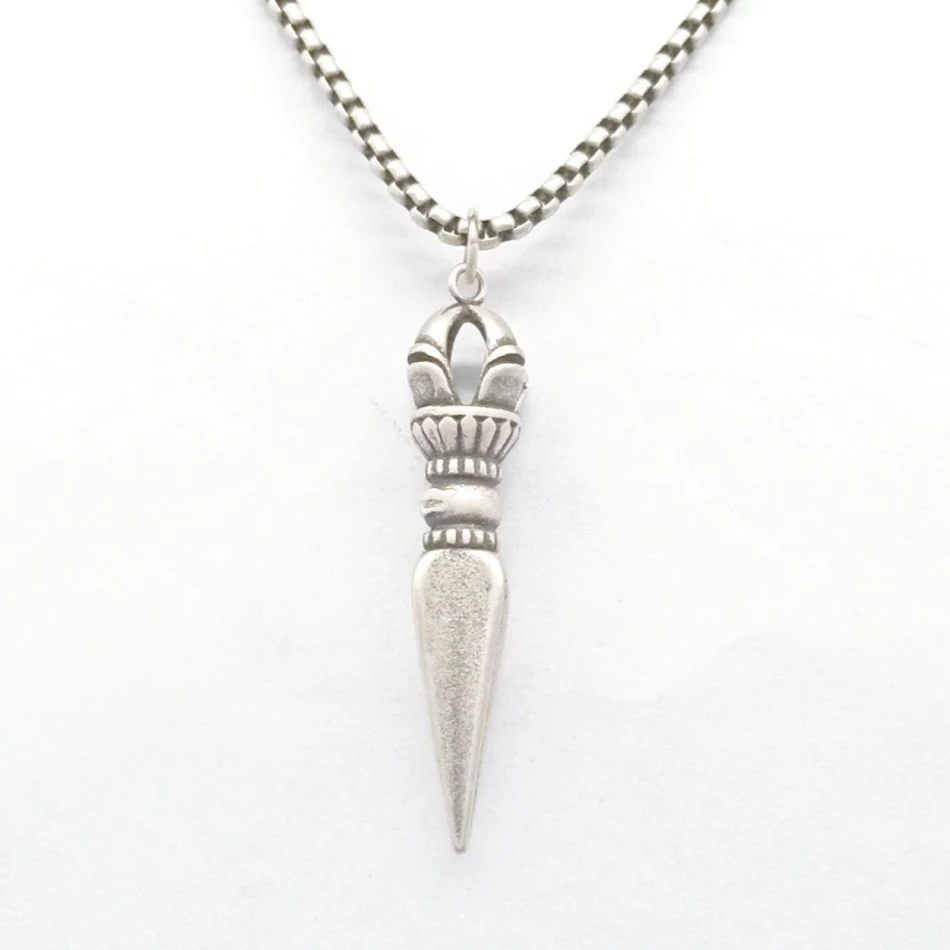 Collier Hip Hop Crown Truncheon Retro Tapered Casting, un bijou audacieux et élégant pour un look urbain affirmé et original.