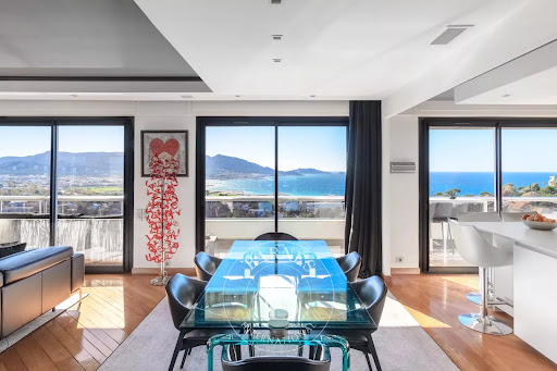 Appartement avec terrasse et piscine 1