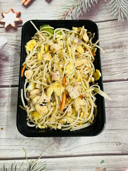 Egg Chicken Hakka Noodles