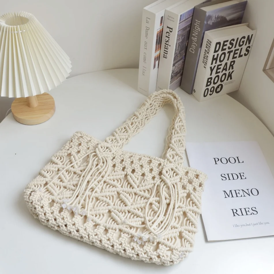 Borsa tessuta a mano con corda di cotone, perfetta per shopping, spiaggia o uso quotidiano. Leggera, resistente ed ecologica. Porta le tue cose con stile.