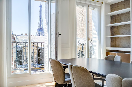 Rent this luxury apartment / penthouse in Paris 8ème (75008) - Eiffel Tower view from dining room