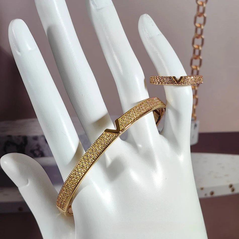 V-vormige 18K echt goud vergulde armband-ring set. Een elegante en stijlvolle set voor een luxe uitstraling, perfect voor elke gelegenheid.
