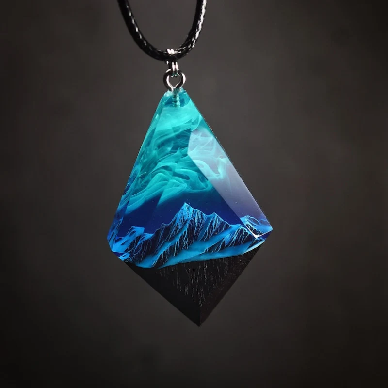 Title 2, Collier Pendentif Lumineux en Résine Aurora Mon...