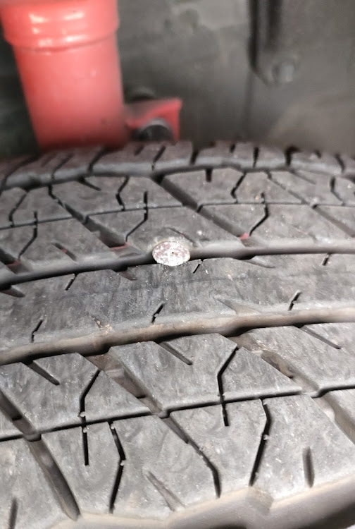 RAV4のパンクしました・もう秋ですね・投稿の秋・ちょいと出費の秋に関するカスタム事例の投稿画像2枚目