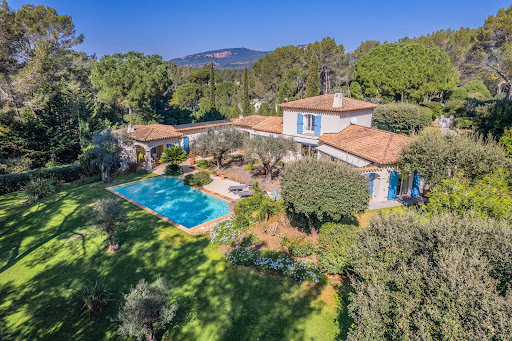 Villa with pool and terrace 3