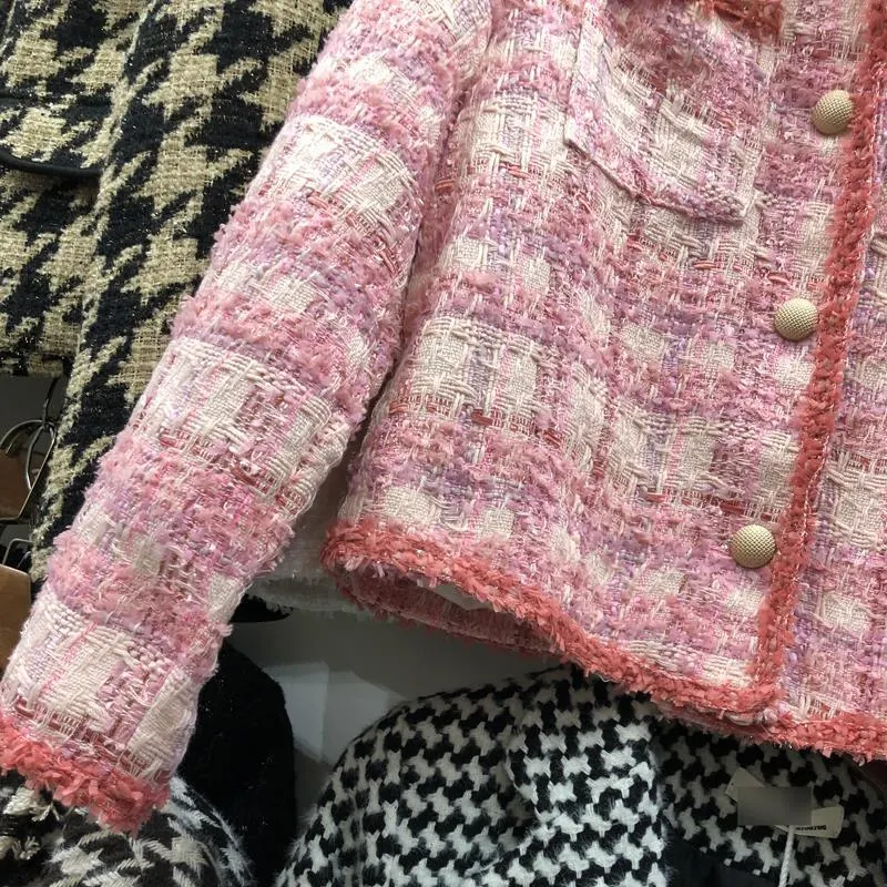 Kadın Kırmızı Küçük Parfümlü Ceket Şıklık, sıcaklık ve büyüleyici bir koku deneyimi. Tarzınızı tamamlayacak, konforlu ve özel bir seçim.