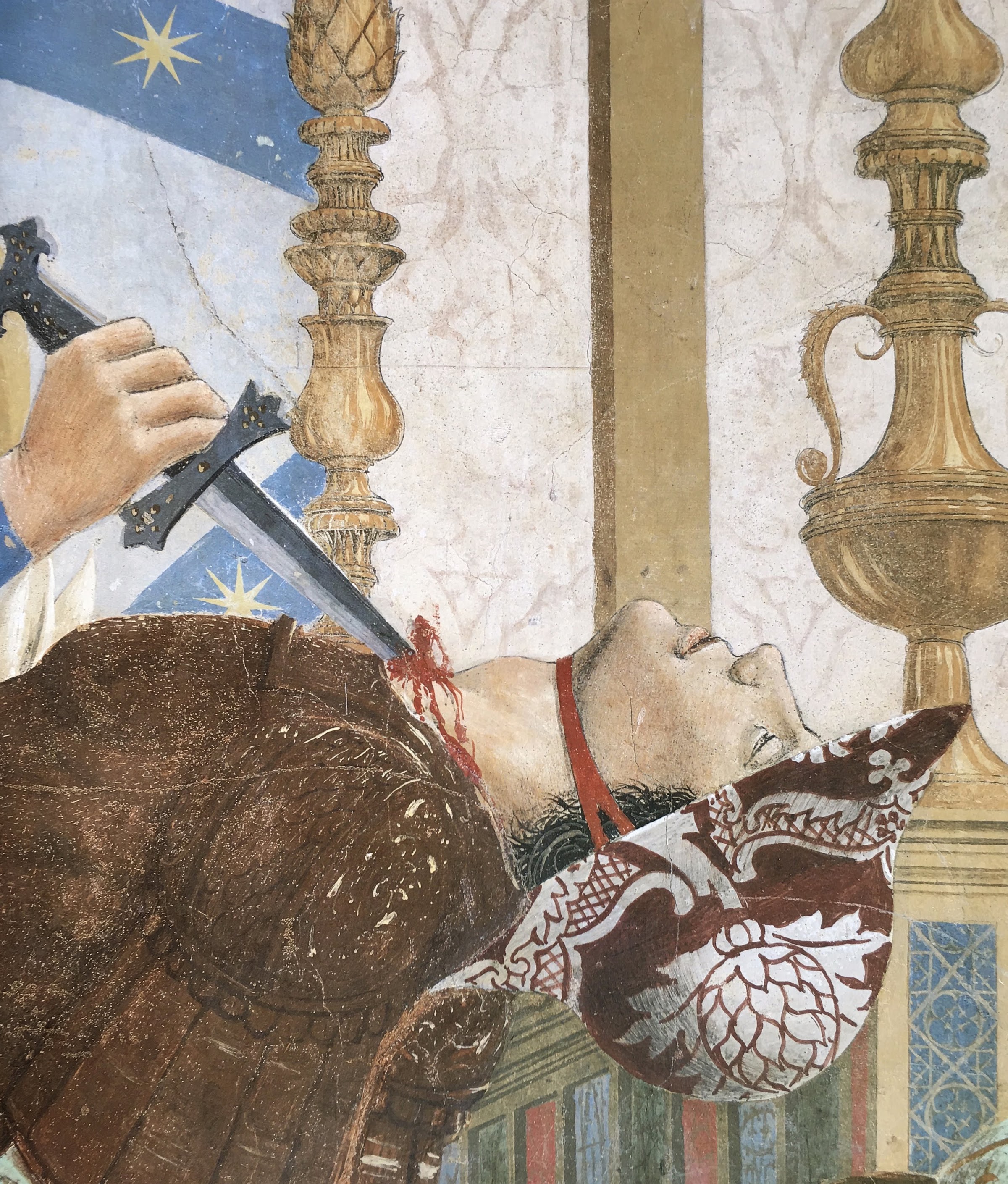 Piero della Francesca, Le Storie della Vera Croce, Battaglia di Eraclio e Cosroè, (particolare, un guerriero lancia il pugnale alla gola di un altro, forse un figlio di Cosroe), Basilica di San Francesco, Arezzo