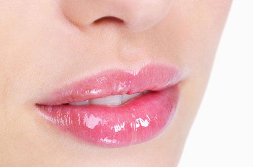 phun môi collagen có sưng không